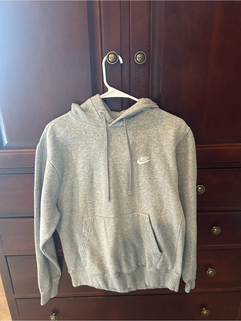Nike Men’s Heather Gray Pullover Hoodie with Small White Logo